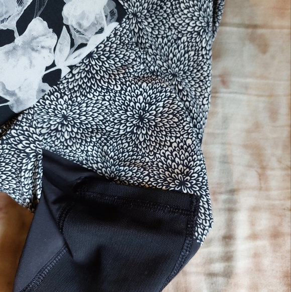 Lululemon Plush Petal Black Ghost Floral Departure Pant Trouser Size 10 - Picture 2 of 3